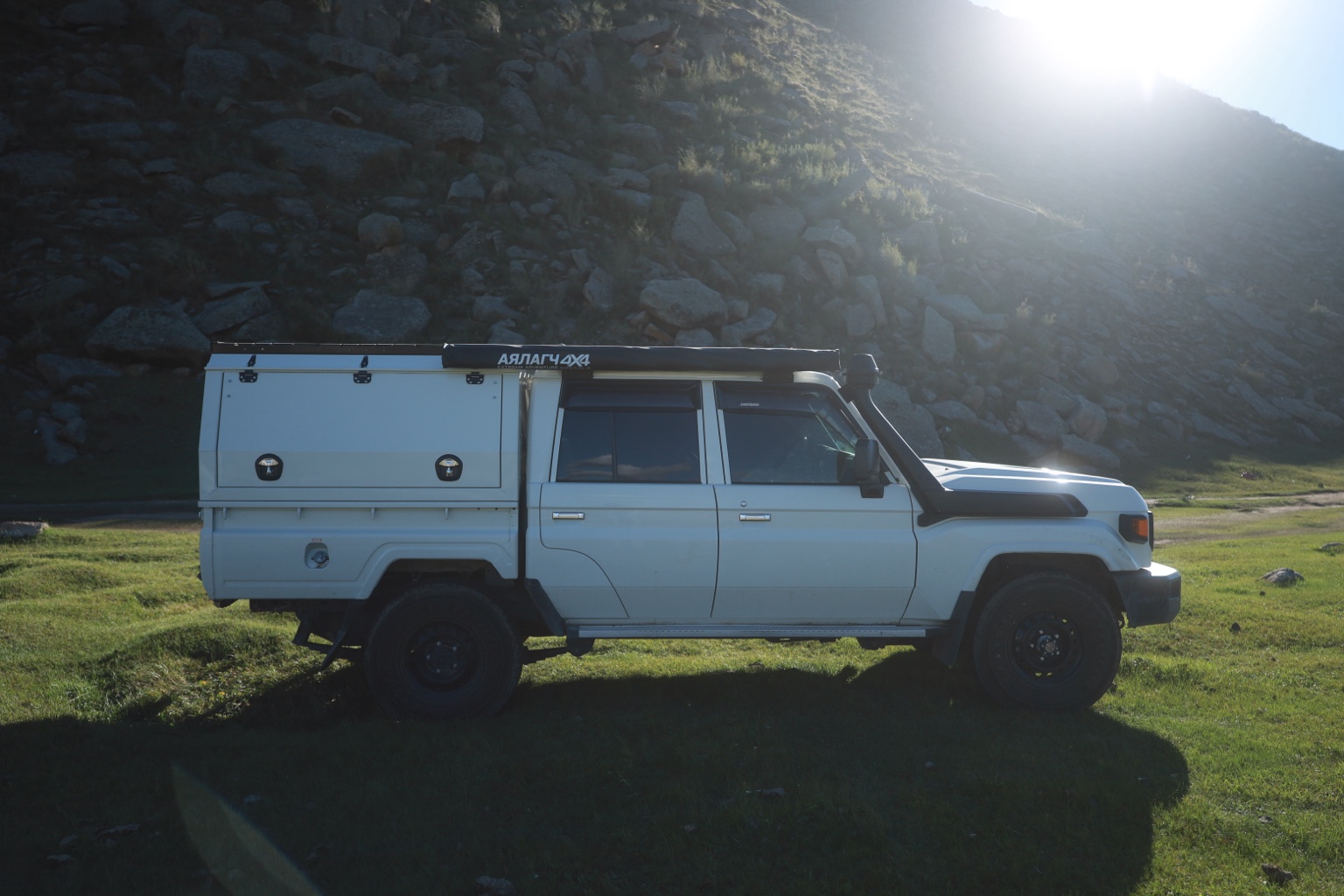 Land Cruiser 79 side view in the Mongolian countryside